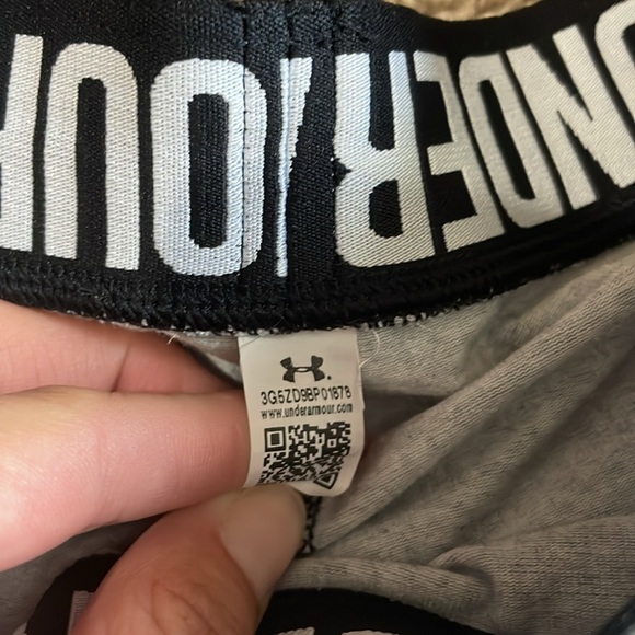 Athletic Bundle! 4 leggings and 1 Under Armour Dri-fit like shirt. Size small - Picture 10 of 12